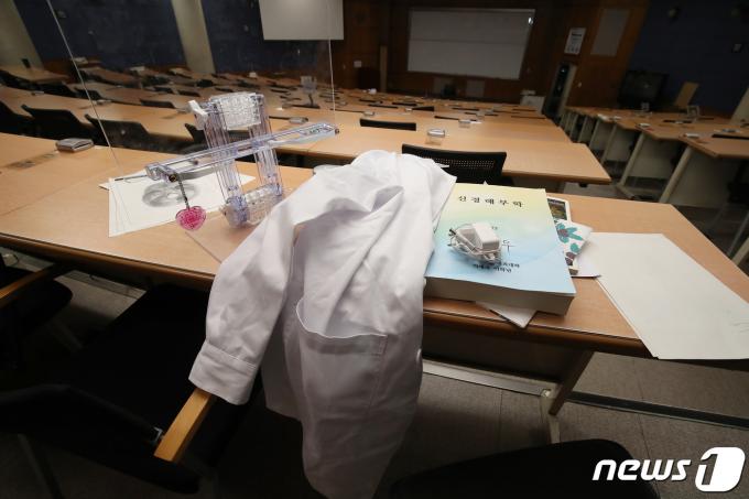 정부가 대학별 의과대학 정원 배분을 확정 발표한 가운데 22일 대구의 한 의과대학 강의실이 의대 증원 정책에 반발하는 의대생들의 동맹휴학으로 텅 비어 있다. /뉴스1 ⓒ News1 공정식 기자