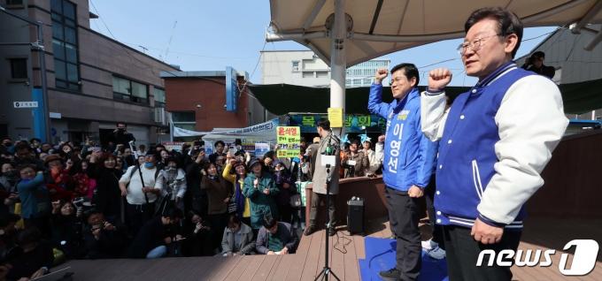 이재명 더불어민주당 대표가 14일 세종시 조치원읍 세종전통시장을 방문해 세종갑 이영선 후보와 지지를 호소하고 있다. (공동취재) 2024.3.14/뉴스1 ⓒ News1 김기남 기자