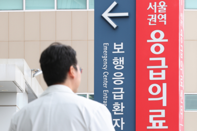 서울 시내 한 대학병원에서 의료진들이 이동하고 있다.  /사진=뉴스1