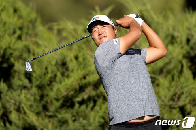 이경훈이 14일 새벽(한국시간) 미국 라스베이거스 섀도우 크릭에서 열린 '더 CJ컵'(THE CJ CUP) 연습라운드에서 샷을 날리고 있다. (Getty Image for THE CJ CUP 제공) 2020.10.14/뉴스1