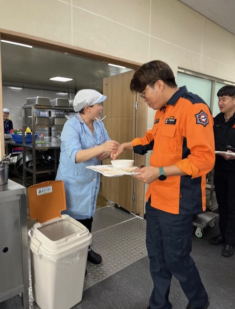 경기소방, 잔반줄이기 실천운동. / 사진제공=경기소방