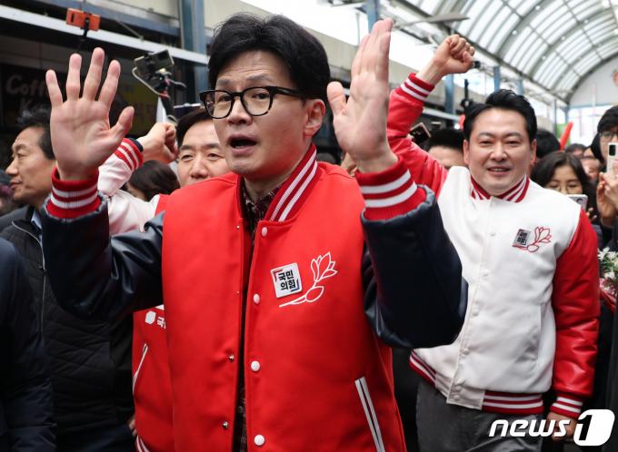 한동훈 국민의힘 총괄선거대책위원장이 22일 충남 당진전통시장을 찾아 시민들에게 인사하고 있다. (공동취재) 2024.3.22/뉴스1 ⓒ News1 구윤성 기자