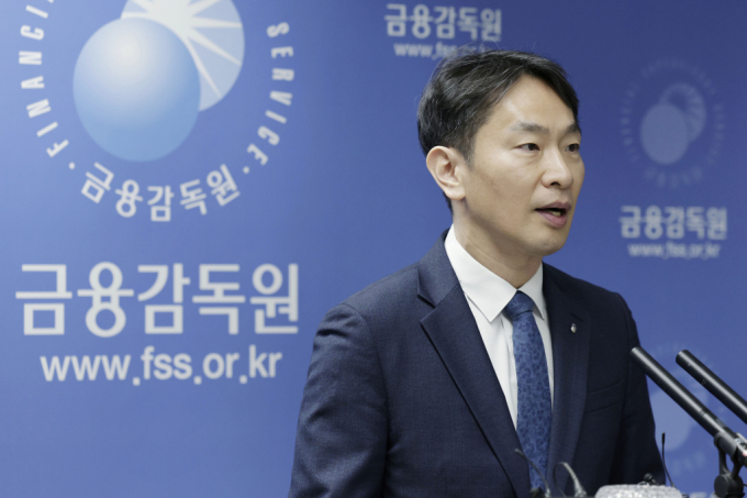 이복현 금융감독원 원장이 11일 서울 영등포구 금융감독원에서 홍콩 H지수 ELS 검사결과 및 분쟁조정기준 관련 브리핑을 하고 있다. /사진=뉴시스