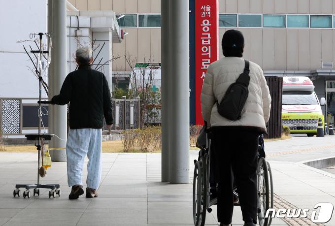 [사진] '양보 없는 의대증원 갈등에 환자들 피해 장기화'