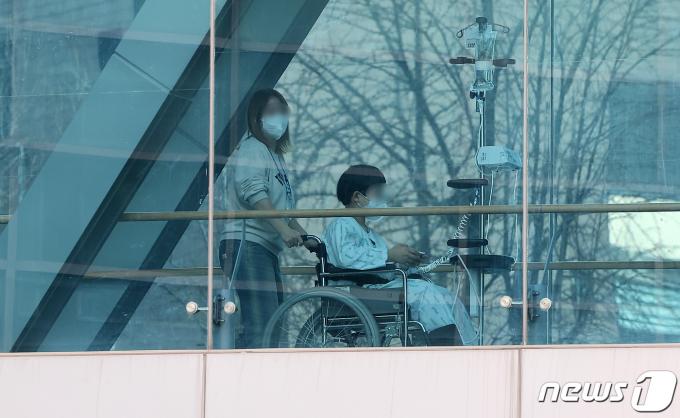 [사진] '의정 갈등에 환자들만 피해'