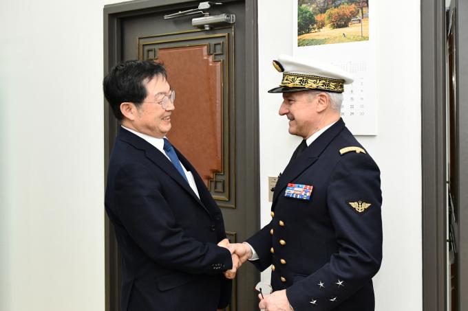 백승주 전쟁기념사업회 회장과 크리스토프 루카 프랑스 국방부 국제관계전략본부 부본부장.(전쟁기념사업회 제공)