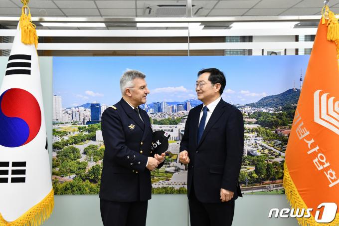 [사진] 프랑스 국제관계전략본부 부본부장, 전쟁기념관 방문