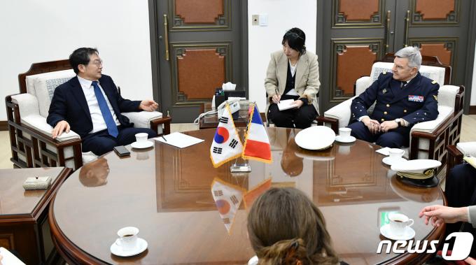 [사진] 프랑스 국제관계전략본부 부본부장 접견하는 백승주 전쟁기념사업회장