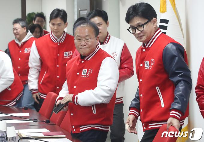 [사진] 중앙선거대책위원회의 참석하는 한동훈·윤재옥