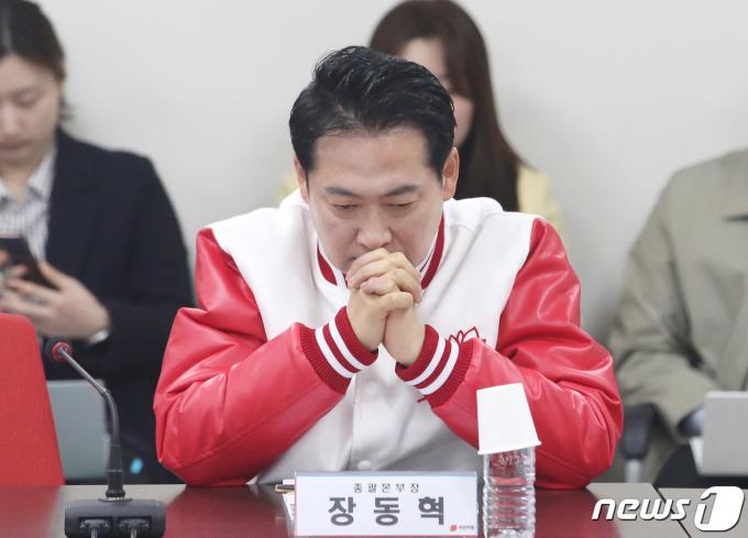 [사진] 생각에 잠긴 장동혁 총괄본부장