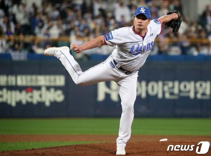 14일 오후 대구 삼성라이온즈파크에서 열린 '프로야구 신한은행 SOL 2023 KBO리그' SSG 랜더스와 삼성 라이온즈의 경기, 4대 3으로 앞선 8회초 2사 2루 상황 마운드에 오른 삼성 마무리투수 오승환이 역투하고 있다. 2023.10.14/뉴스1 ⓒ News1 공정식 기자