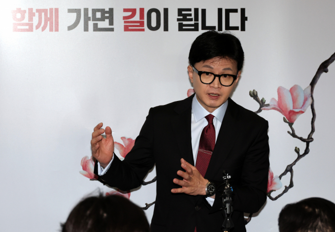 한동훈 국민의힘 비상대책위원장이 24일 오전 서울 영등포구 중앙당사에서 출근길 질의응답을 하고 있다. /사진=뉴시스
