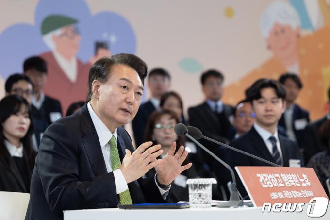 윤석열 대통령이 21일 오전 강원 원주시 건강보험심사평가원에서 ‘건강하고 행복한 노후’를 주제로 22번째 국민과 함께하는 민생토론회를 주재하고 있다. (대통령실 제공) 2024.3.21/뉴스1 ⓒ News1 안은나 기자