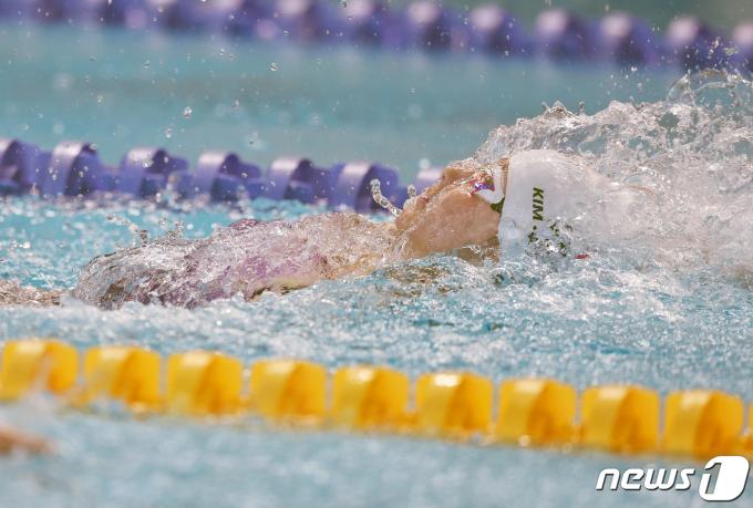[사진] 여자 수영의 미래 김승원, 배영 100m 예선 1위