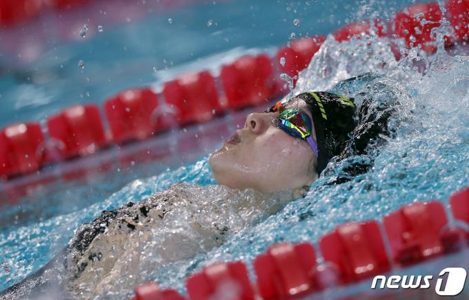 [사진] 배영 100m 역영 펼치는 김예은