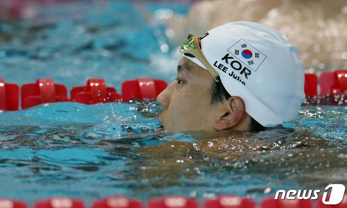 [사진] 기록확인하는 이주호