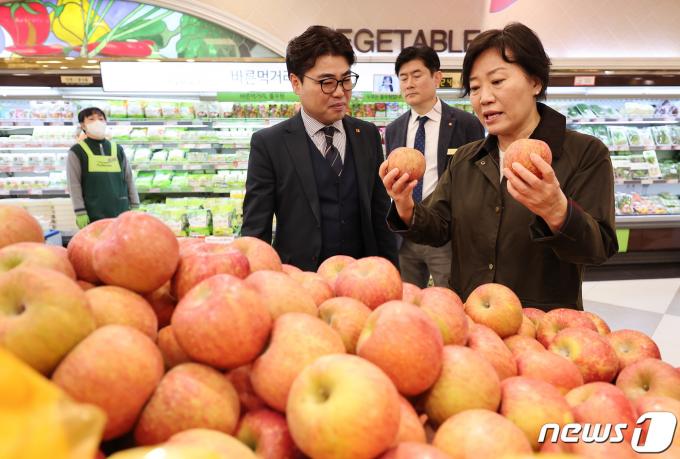 [사진] 사과 살펴보는 송미령 농식품부 장관