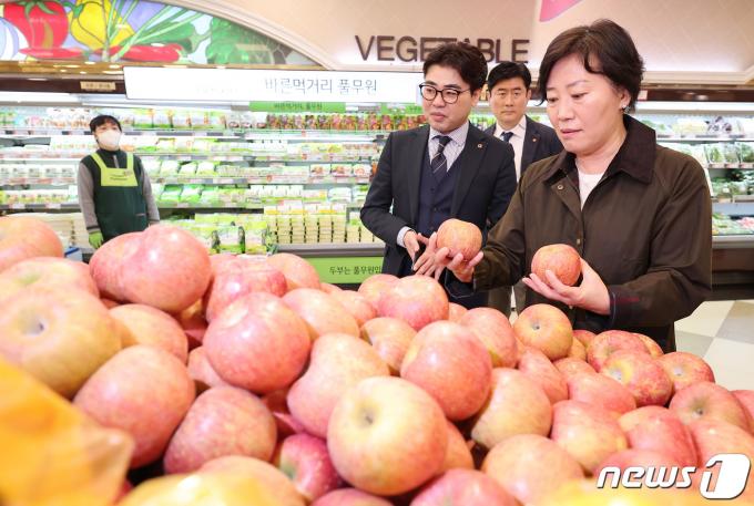 [사진] '하락세로 전환된 사과 살피는 송미령 장관'