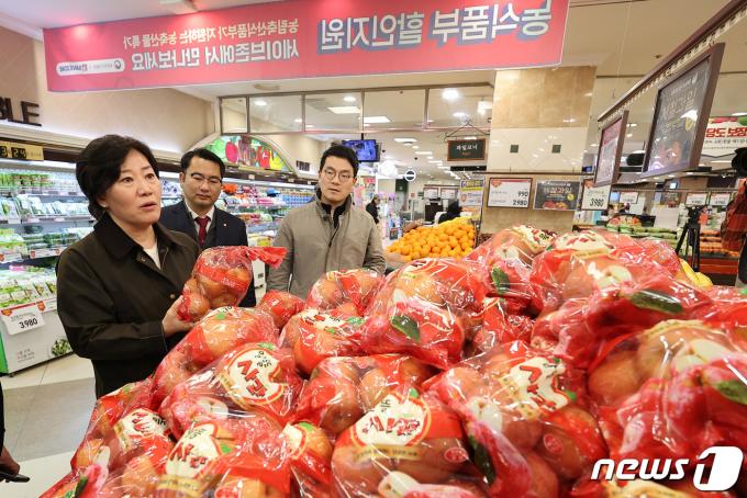 [사진] 농식품부 할인지원에 하락한 사과 소매가 바라보는 송미령 장관