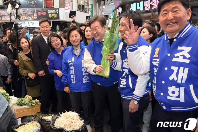 [사진] 대파 구매하는 이재명 대표