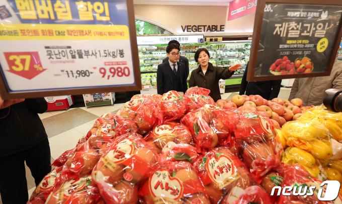 [사진] 농식품부 할인지원에 하락한 사과 소매가 바라보는 송미령 장관