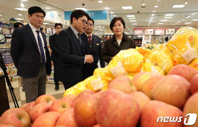 [사진] 농식품 물가안정 현장점검 나선 송미령 장관