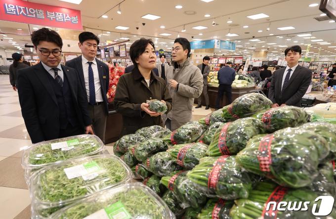 [사진] 농식품 물가안정 현장점검 나선 송미령 장관