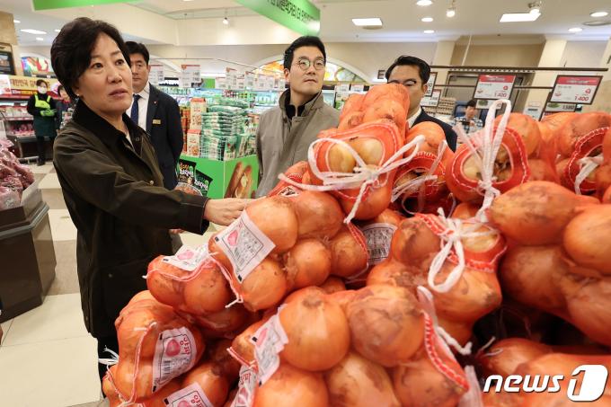 [사진] 양파 점검하는 송미령 장관