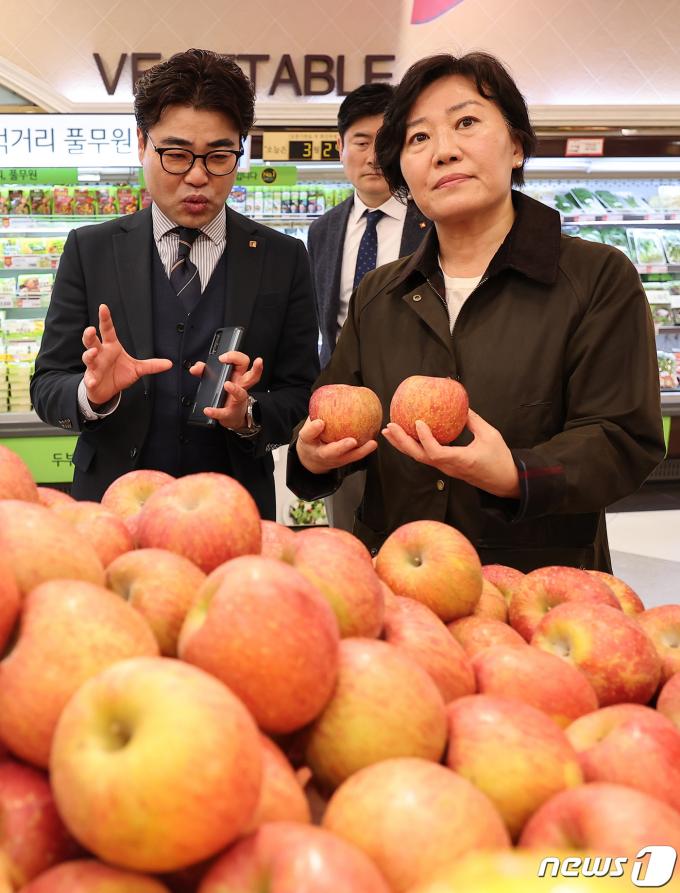 [사진] '물가 저울질'