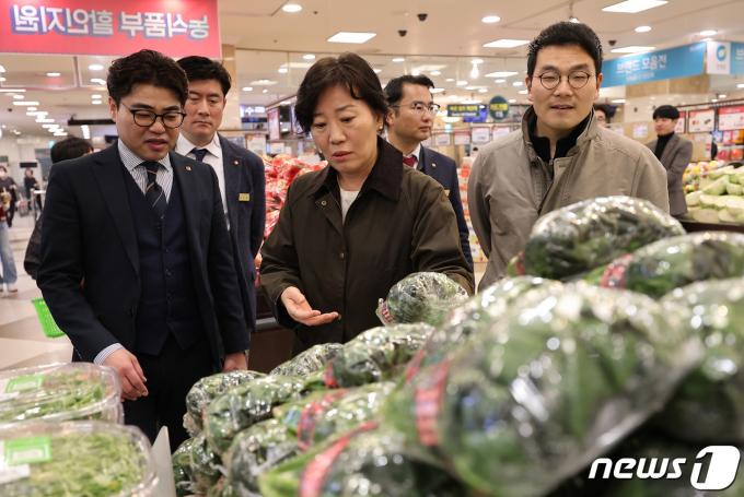 [사진] 농식품 물가안정 현장점검 나선 송미령 장관