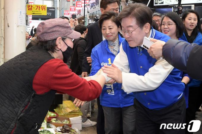 [사진] 상인들과 인사 나누는 이재명 대표