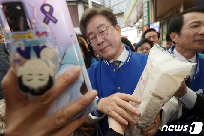 [사진] 시민들과 셀카 찍는 이재명 대표