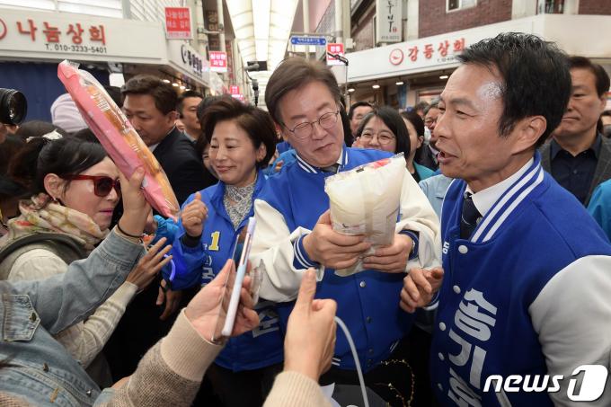 [사진] 빵과 꽃다발 받는 이재명 대표