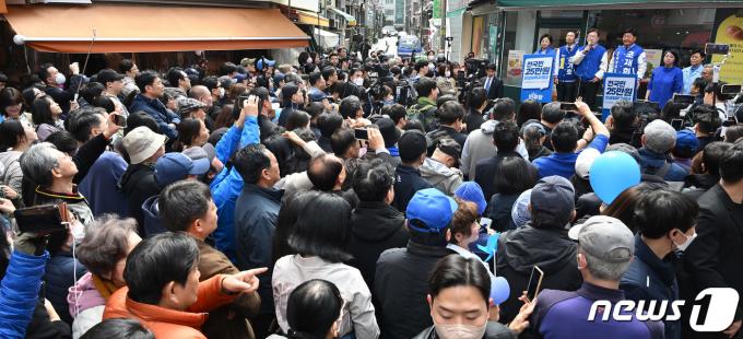 [사진] 잠실새마을전통시장 방문한 이재명 대표