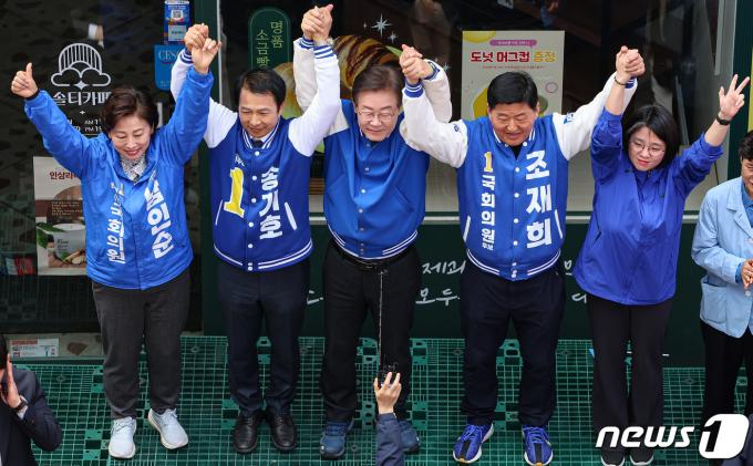 [사진] 이재명 대표 '송파 지역 후보들과 함께'