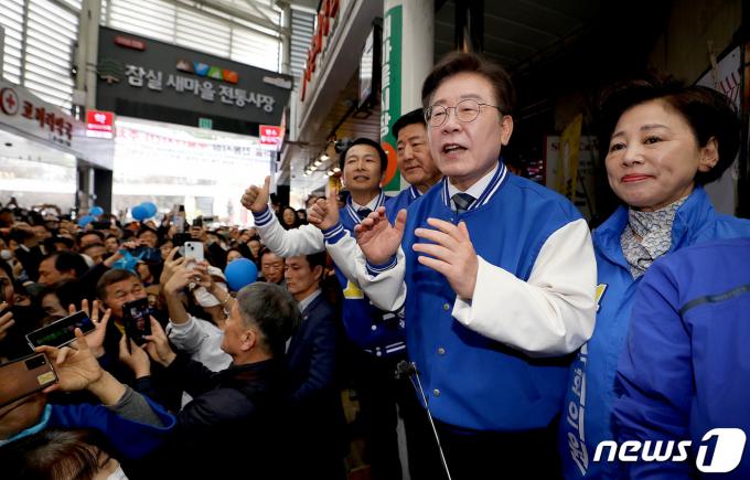 이재명 더불어민주당 대표가 24일 서울 송파구 잠실 새마을전통시장을 방문해 유권자에게 지지를 호소하고 있다. (공동취재) 2024.3.24/뉴스1 ⓒ News1 김도우 기자