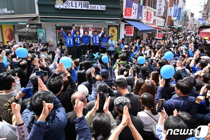 [사진] 새마을전통시장 찾은 이재명 대표