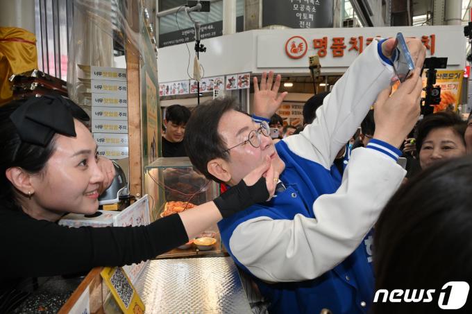 [사진] 상인과 셀카 찍는 이재명 대표