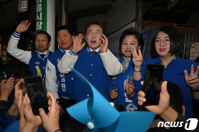 [사진] 잠실 시민들 향해 인사하는 이재명 대표