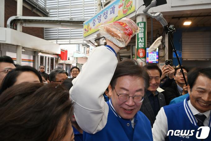 [사진] 지지자에게 빵 받은 이재명