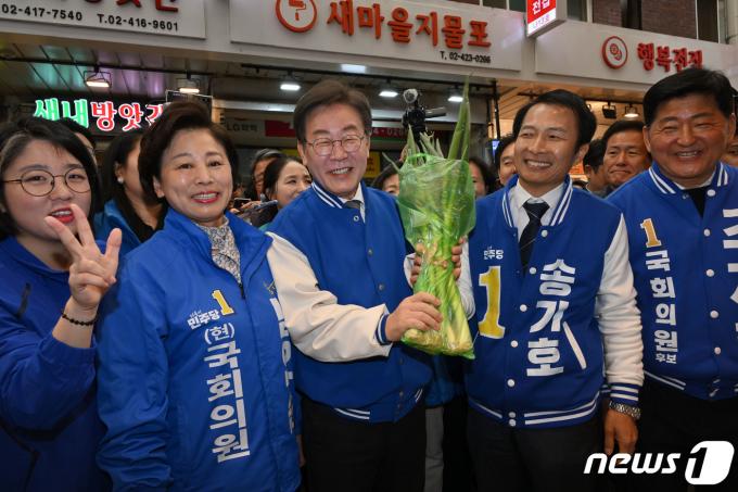 [사진] 대파 구매하는 이재명 대표