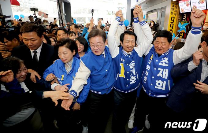이재명 더불어민주당 대표가 24일 서울 송파구 잠실 새마을전통시장을 방문해 유권자에게 지지를 호소하고 있다. (공동취재) 2024.3.24/뉴스1 ⓒ News1 김도우 기자