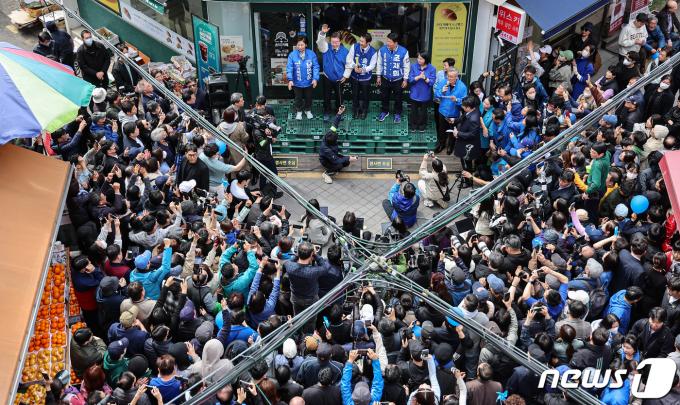 이재명 더불어민주당 대표와 조재희(송파구 갑), 송기호(송파구 을), 남인순(송파구 병) 후보, 용혜인 더불어민주연합 의원이 24일 서울 송파구 새마을전통시장에서 열린 현장 기자회견에서 시민들에게 인사하고 있다. 2024.3.24/뉴스1 ⓒ News1 김도우 기자