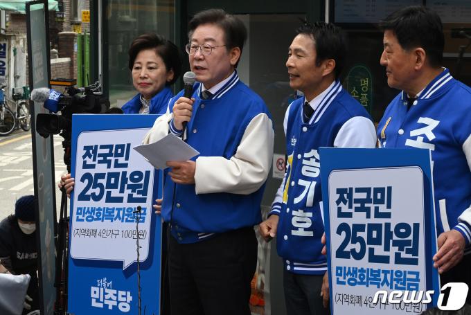 이재명 더불어민주당 대표가 24일 서울 송파구 잠실새마을전통시장을 방문해 시민들과 인사를 나눈 뒤 현장 기자회견을 하고 있다. (공동취재) 2024.3.24/뉴스1 ⓒ News1 김도우 기자