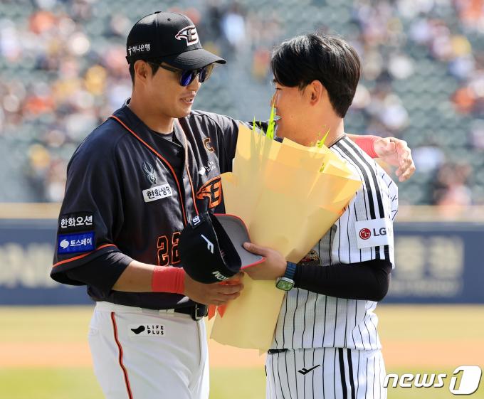 [사진] '입단 동기' 채은성의 축하 받는 정주현