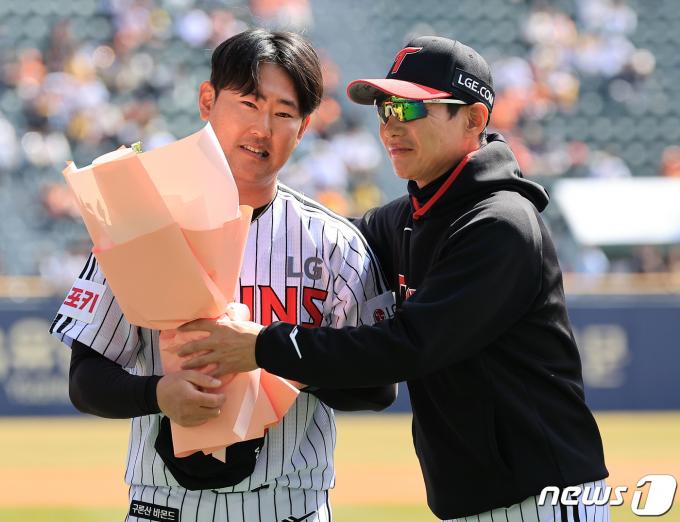 [사진] 염경엽 감독의 축하 받는 정주현