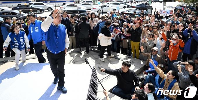 [사진] 시민들 향해 손 흔드는 이재명 대표