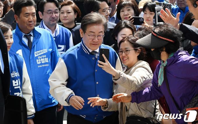 [사진] 시민과 셀카 찍는 이재명 대표