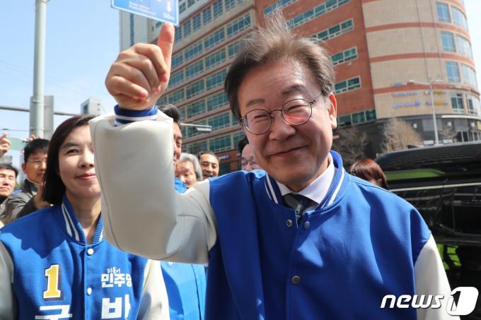 [사진] 이재명 대표 '시민들 향해 엄지척'