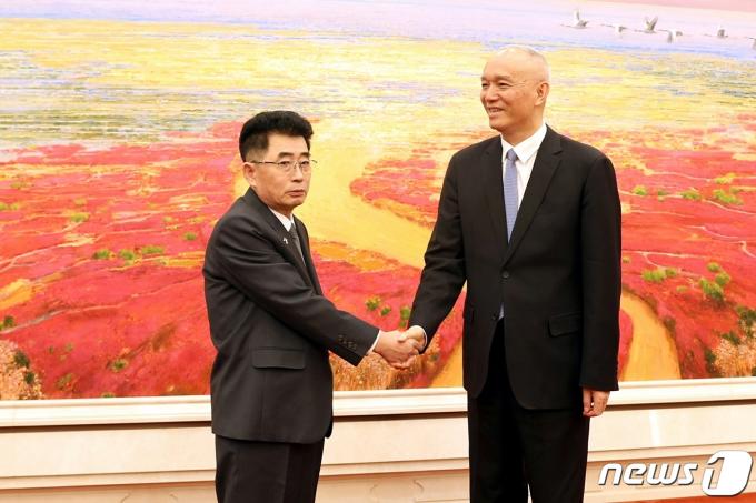 (평양 노동신문=뉴스1) = 북한 노동당 기관지 노동신문은 24일 김성남 당 중앙위원회 국제부장을 단장으로 하는 당 대표단이 지난 22일 중국 베이징 인민대회당에서 채기(차이치) 중국 공산당 중앙위원회 상무위원을 만났다고 보도했다. [국내에서만 사용가능. 재배포 금지. DB 금지. For Use Only in the Republic of Korea. Redistribution Prohibited] rodongphoto@news1.kr
